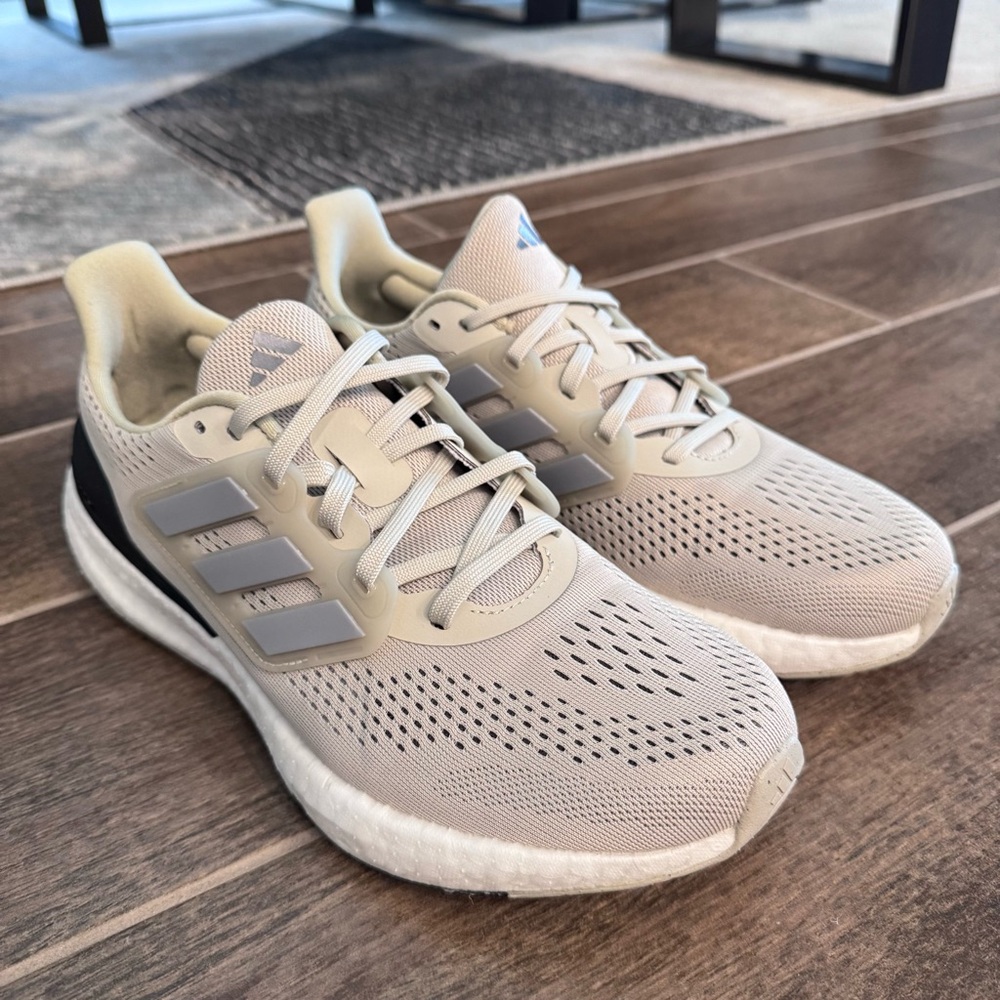 Adidas Pureboost 23 Men size 9 like new